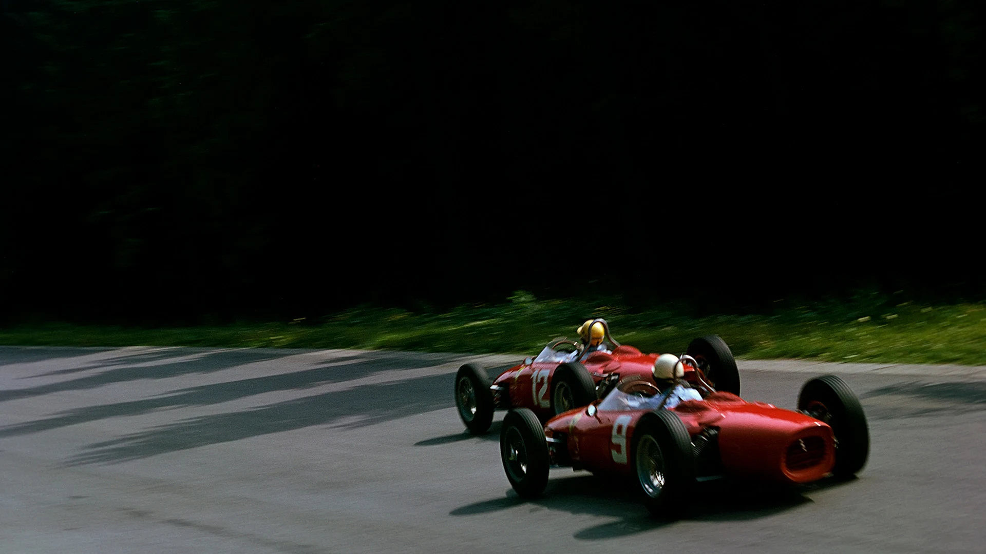 Con tan solo 19 años, Ricardo Rodríguez hizo historia como el piloto más joven de Ferrari, un récord que se mantuvo durante más de seis décadas. Desliza para más