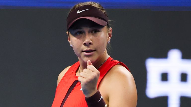Amanda Anisimova de los Estados Unidos reacciona en el partido final de los singles femeninos contra Linda Noskova de la República Checa el día 14 de 202