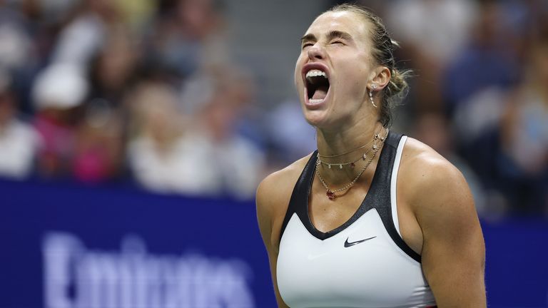 Aryna Sabalenka reacciona contra Amanda Anisimova de los Estados Unidos durante su partido final individual femenino el día catorce del 2025 EE. UU.