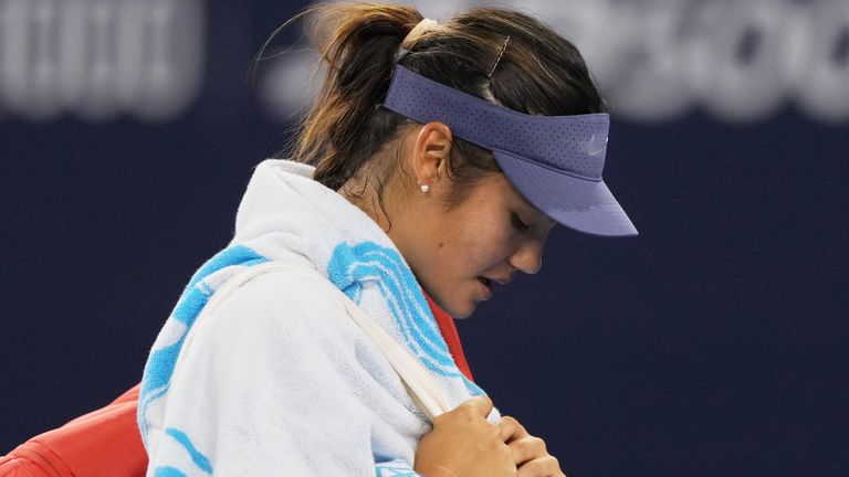 Emma Raducanu en acción en el Abierto de China