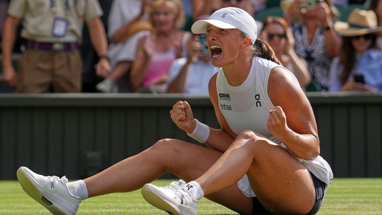 La polaca Iga Swiatek celebra tras vencer a la estadounidense Amanda Anisimova para ganar la final individual femenina en el Campeonato de Tenis de Wimbledon en Londres, el sábado 12 de julio de 2025. (Foto AP/Kin Cheung)