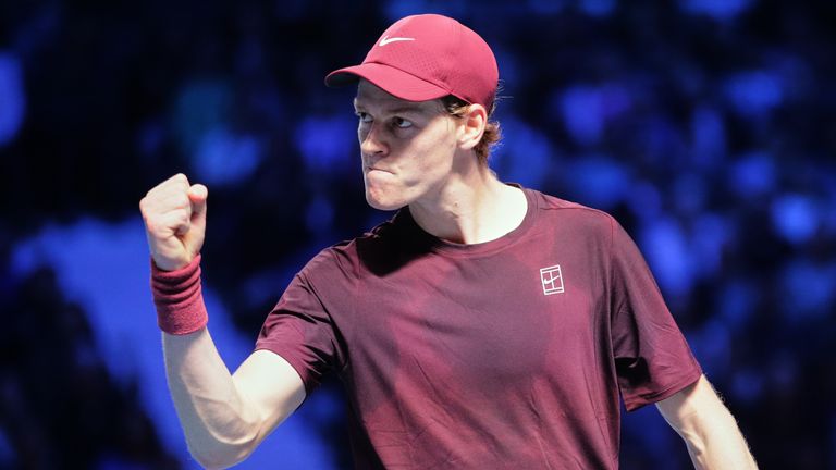 Jannik Sinner de Italia hace gestos durante el partido final contra el alemán Alexander Zverev en el torneo de tenis ATP en Viena, Austria, el domingo 26 de octubre de 2025. (Foto AP/Heinz-Peter Bader)