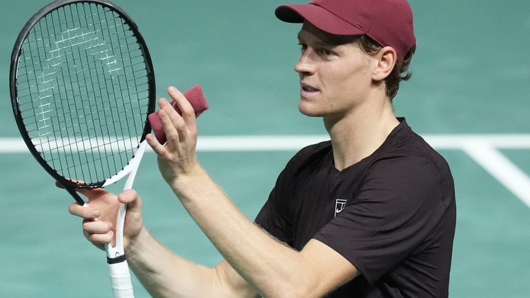 Jannik Sinner celebra tras derrotar a Zizou Bergs en dos sets