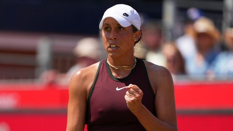 Madison Keys de los Estados Unidos reacciona mientras gana un punto contra Diana Shnaider de Rusia durante un partido de cuartos de final de singles femeninos en el Campeonato de Tenis de la Corte de Grass de Queens Club en Londres, el viernes 13 de junio de 2025. (AP Photo/Joanna Chan)