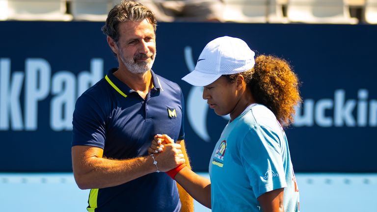 Patrick Mouratoglou habla con Naomi Osaka de Japón durante la práctica previa al partido antes de la primera ronda el día 3 del Abierto de China en el Centro Nacional de Tenis el 25 de septiembre de 2024 en Beijing, China (Foto de Robert Prangy/Getty Images)