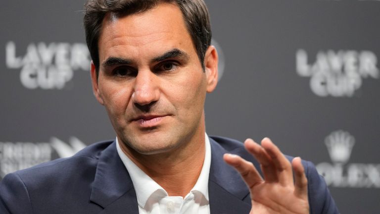 Roger Federer de Suiza durante una conferencia de prensa antes del torneo de tenis de la Copa Laver en el O2 en Londres, el miércoles 21 de septiembre de 2022. Federer se reunirá con los medios de comunicación el miércoles para discutir el juego a los 41 años después de 20 títulos de Grand Slam. (AP Photo/Kin Cheung)
