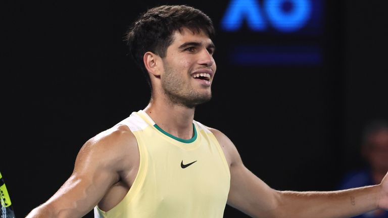 Carlos Alcaraz de España reacciona después de ganar el tercer set durante su partido de cuartos de final contra Alexander Zverev de Alemania en el Campeonato de Tenis del Abierto de Australia en Melbourne Park, Melbourne, Australia, el jueves 25 de enero de 2024. (Photo AP/Asanka Brendon Ratnayake)