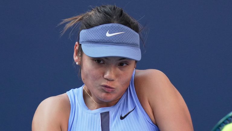 Emma Raducanu en acción en el Abierto de China