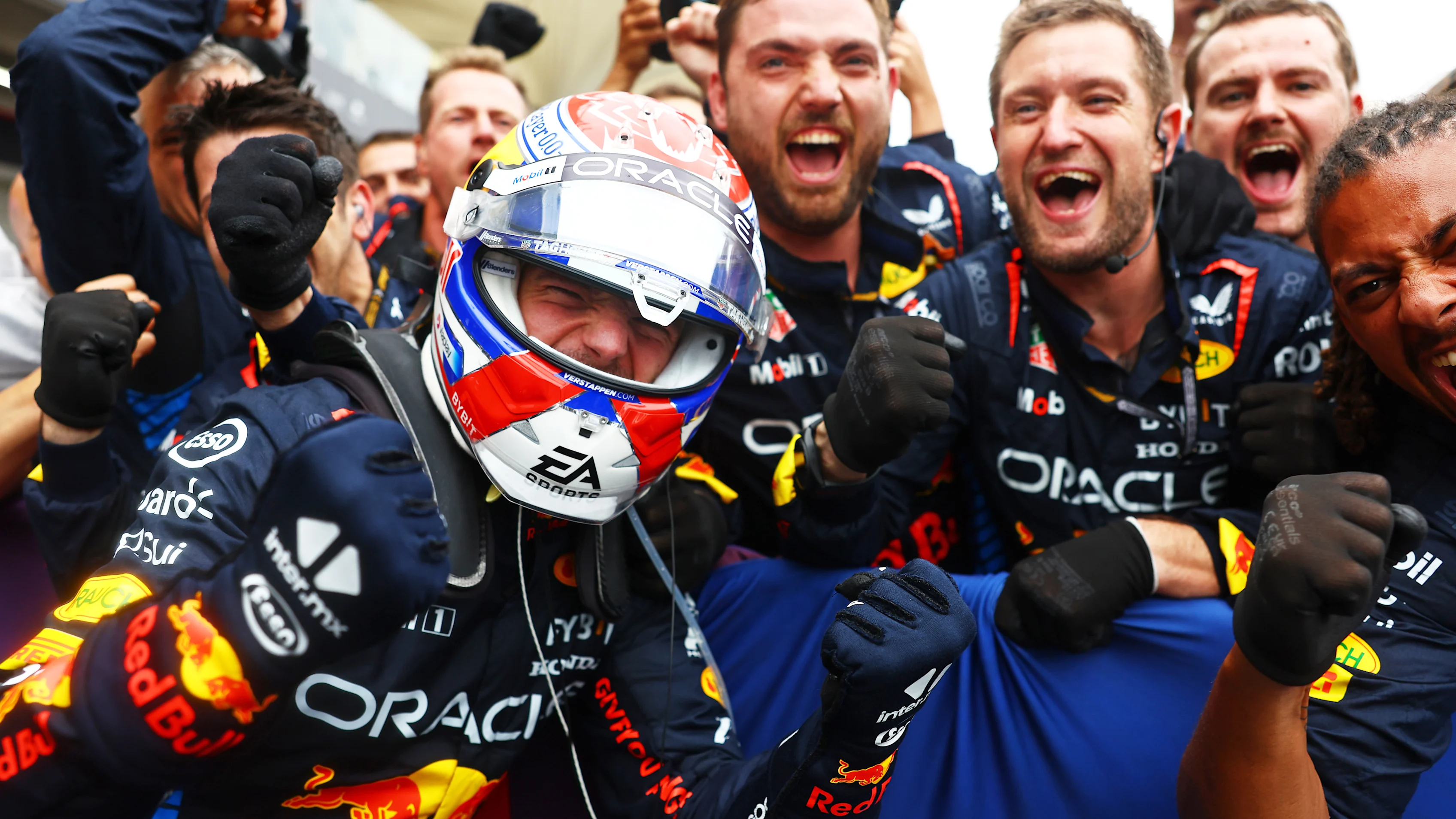 SAO PAULO, BRASIL - 3 DE NOVIEMBRE: El ganador de la carrera Max Verstappen de Holanda y Oracle Red Bull