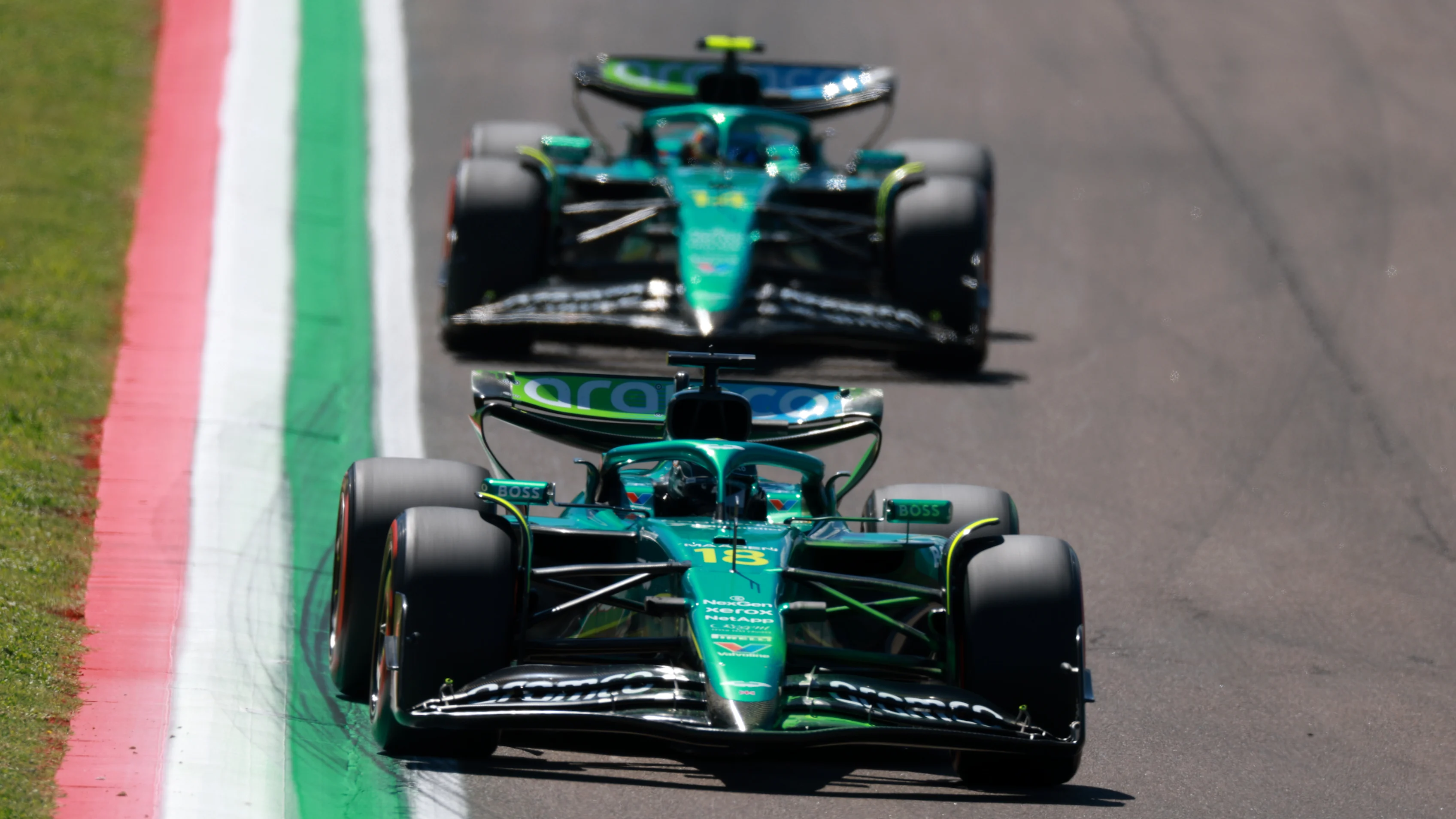 IMOLA, ITALIA - 16 DE MAYO: Lance Stroll de Canadá conduciendo el (18) Aston Martin F1 Team AMR25 Mercedes