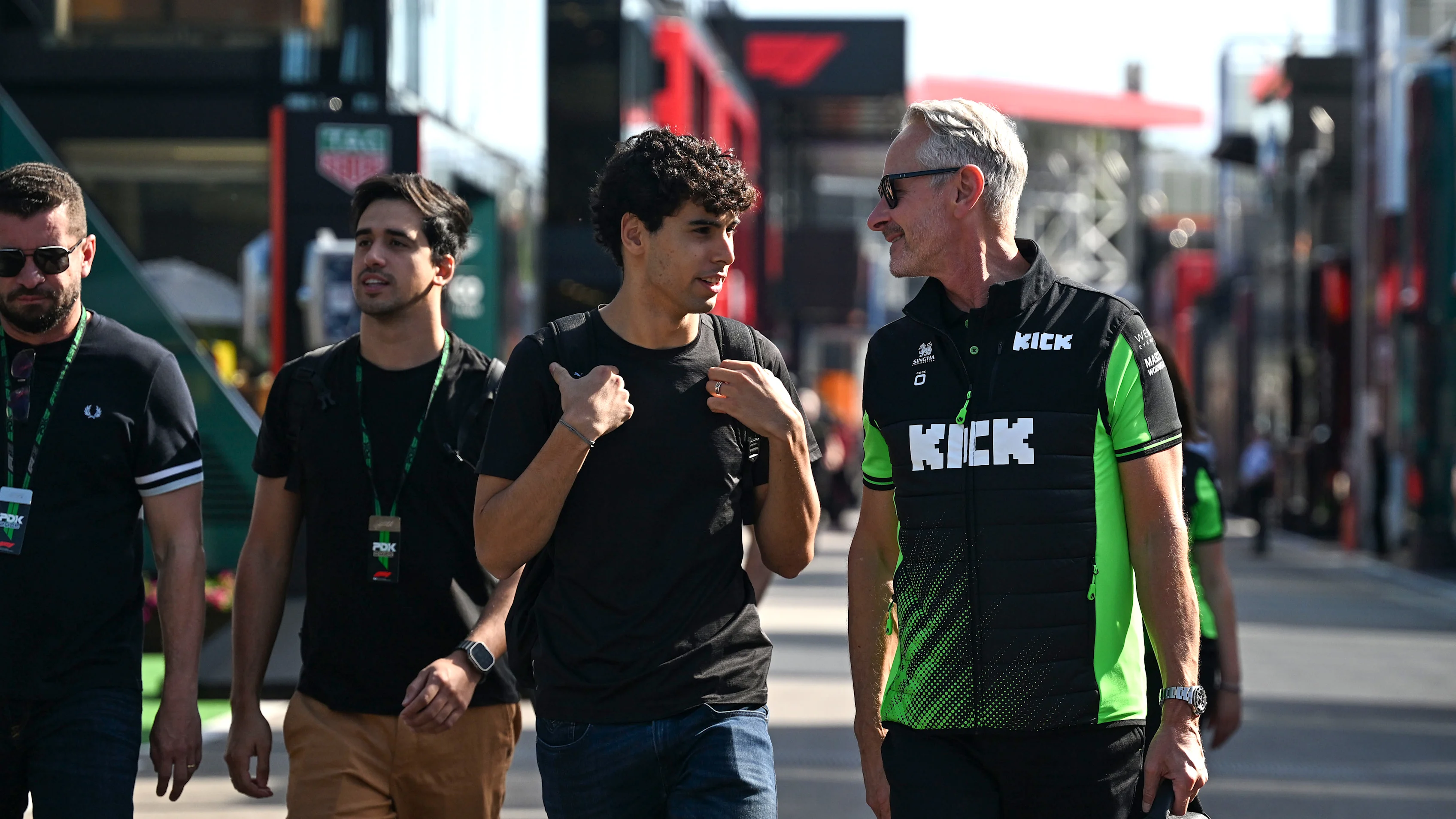 BARCELONA, ESPAÑA - 29 DE MAYO: Gabriel Bortoleto de Brasil y Stake F1 Team Kick Sauber y Jonathan