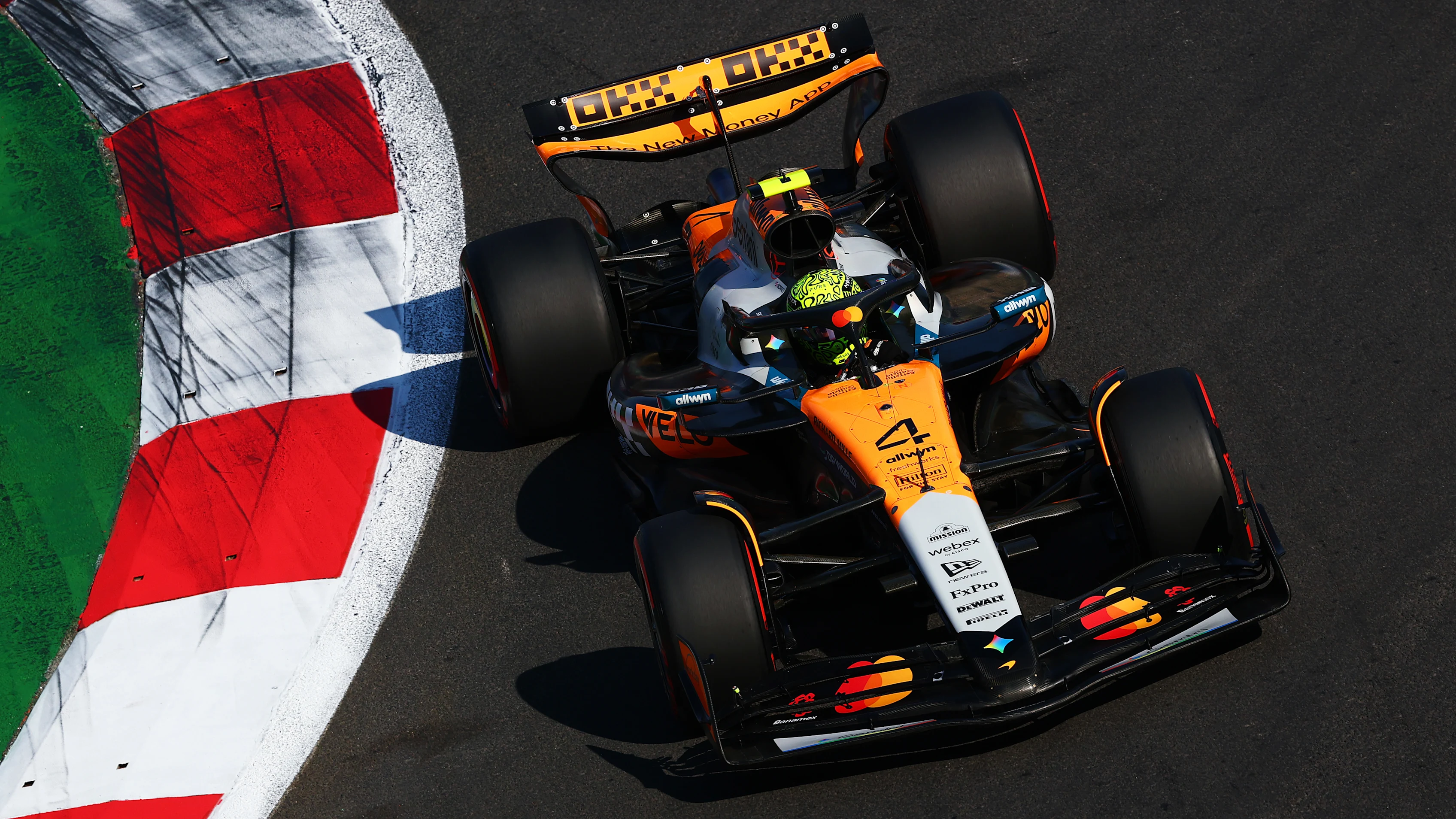 CIUDAD DE MÉXICO, MÉXICO - 25 DE OCTUBRE: Lando Norris de Gran Bretaña conduciendo el (4) McLaren MCL39