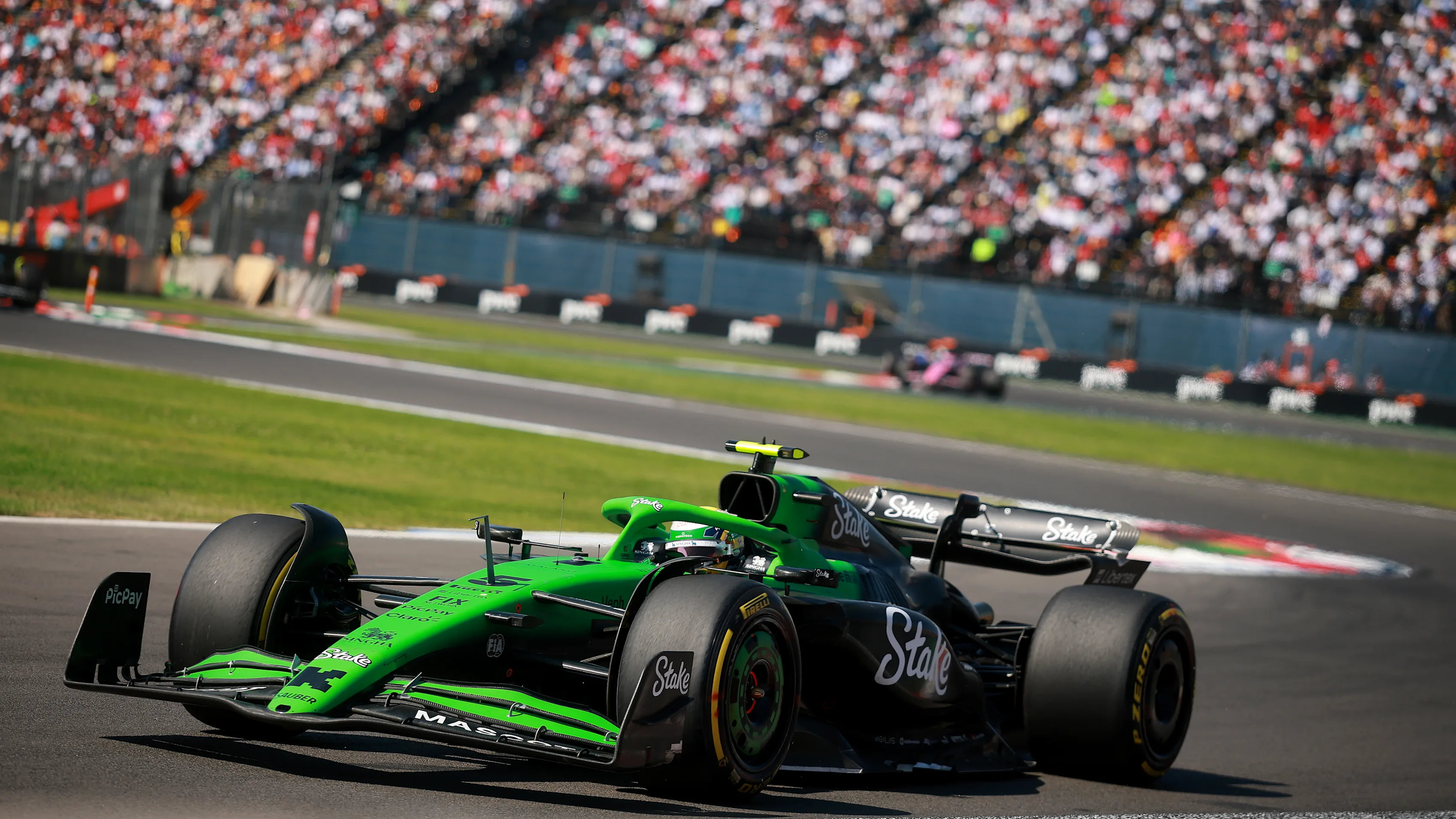 CIUDAD DE MÉXICO, MÉXICO - 26 DE OCTUBRE: Gabriel Bortoleto de Brasil conduciendo el (5) Kick Sauber C45
