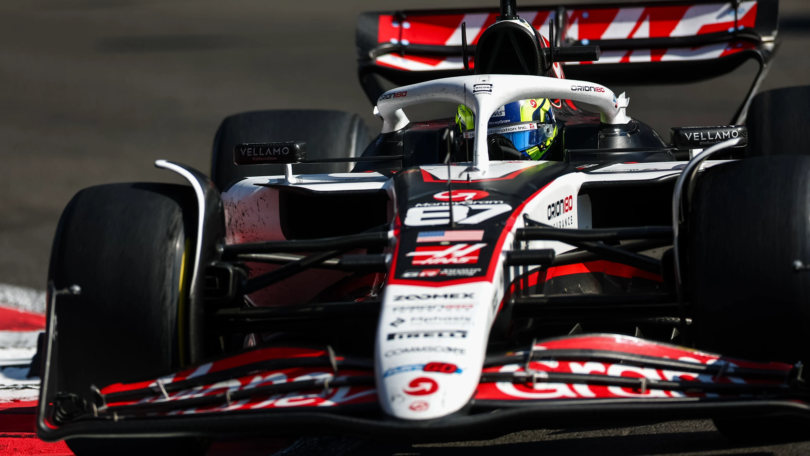 CIUDAD DE MÉXICO, MÉXICO - 26 DE OCTUBRE: Oliver Bearman de Gran Bretaña conduciendo el (87) Haas F1 VF-25