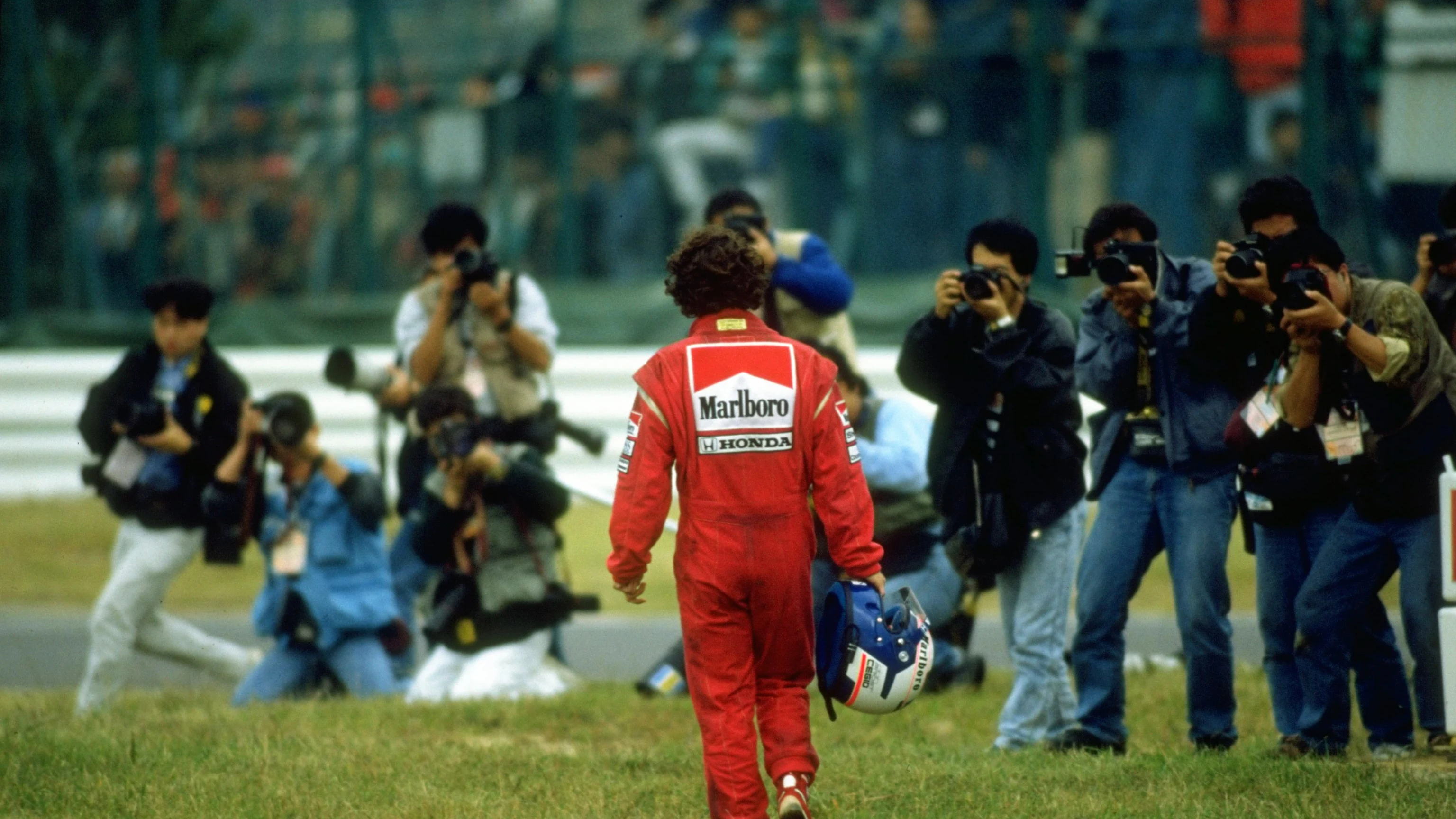 Los fotógrafos esperan mientras Alain Prost de Francia, conductor del Marlboro McLaren-Honda MP4/5Honda número 2