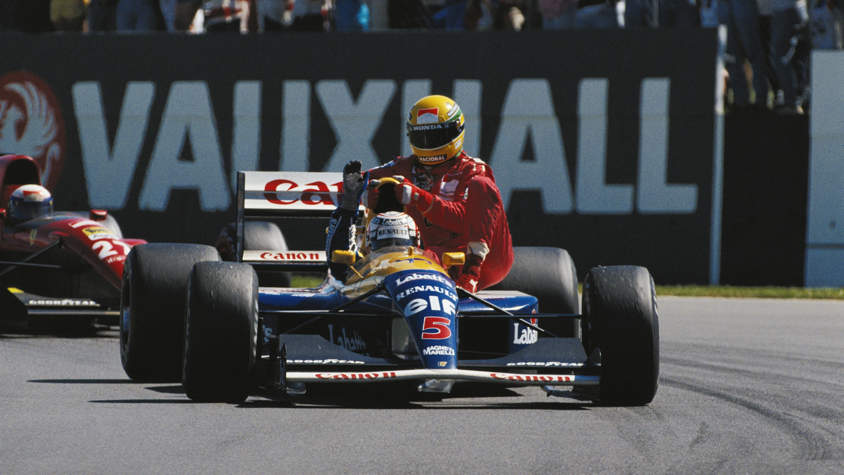 1991: El piloto de Williams Renault, Nigel Mansell, de Gran Bretaña, regala al piloto de McLaren Honda, Ayrton.