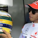 Lewis Hamilton con su casco con temática de Ayrton Senna en el Gran Premio de Sao Paulo en 2011