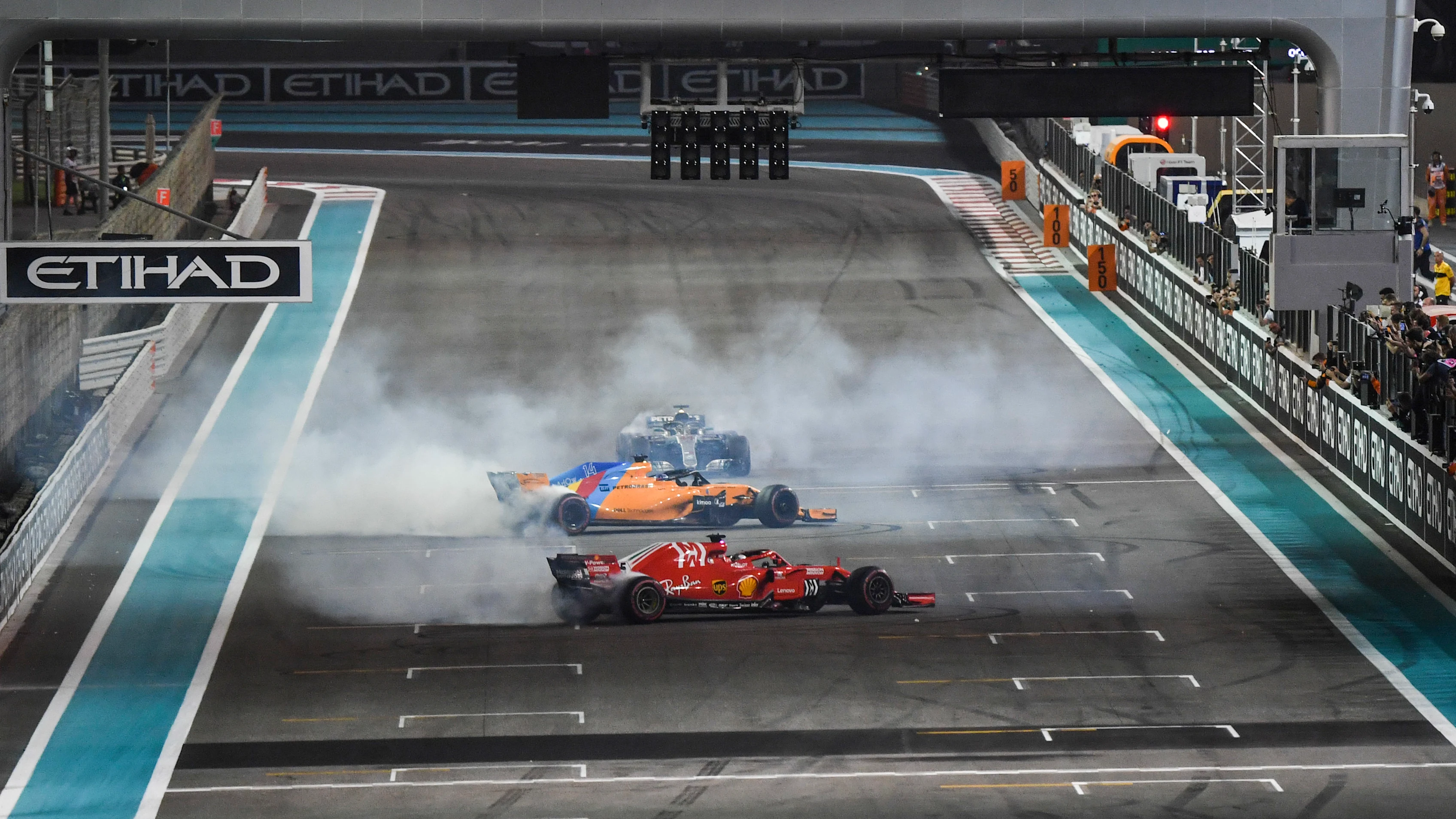 CIRCUITO YAS MARINA, EMIRATOS ÁRABES UNIDOS - 25 DE NOVIEMBRE: Lewis Hamilton, Mercedes-AMG F1 W09 EQ