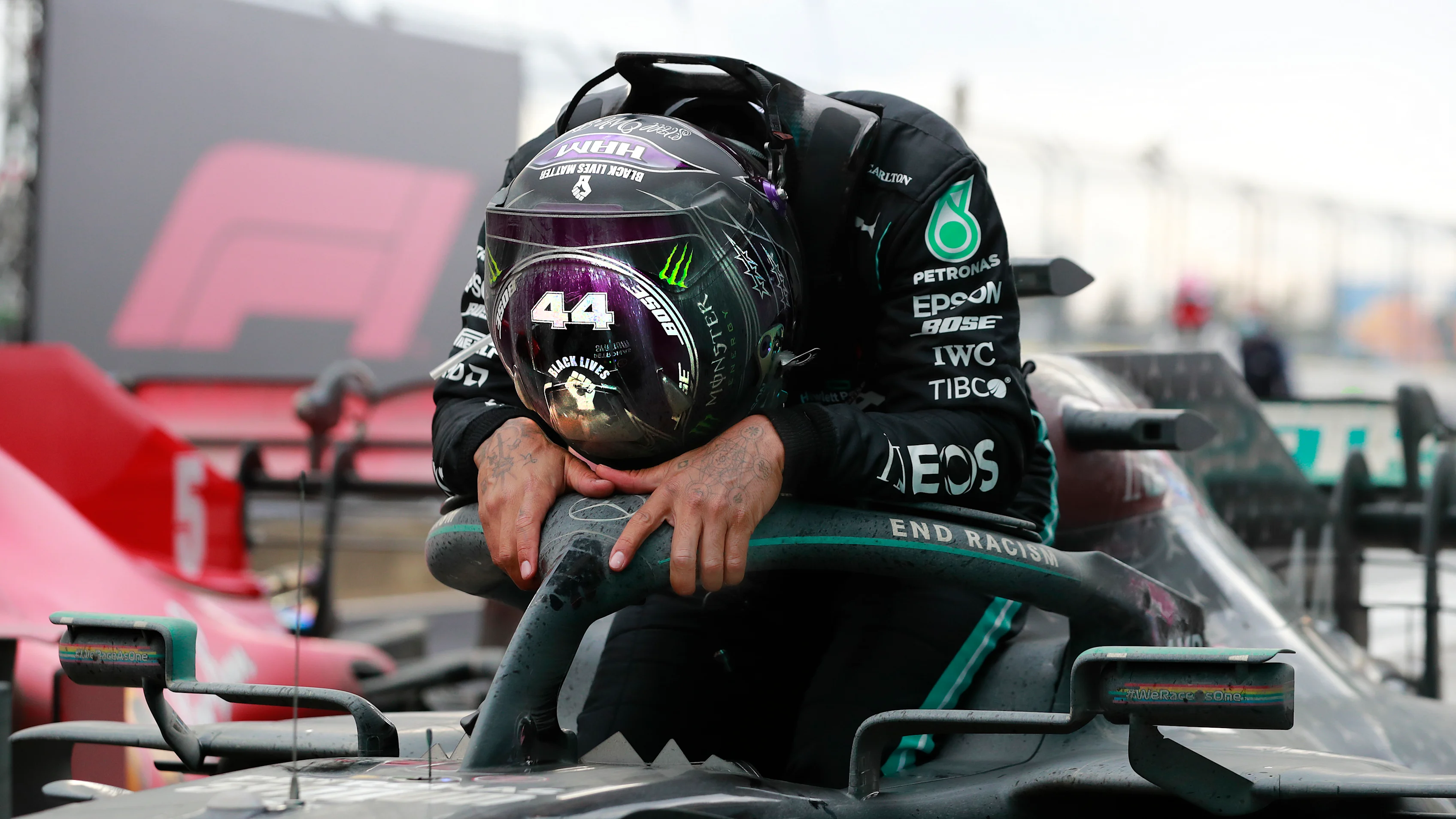 PARQUE DE ESTAMBUL, TURQUÍA - 15 DE NOVIEMBRE: Lewis Hamilton celebra su victoria en la carrera y su séptimo mundial