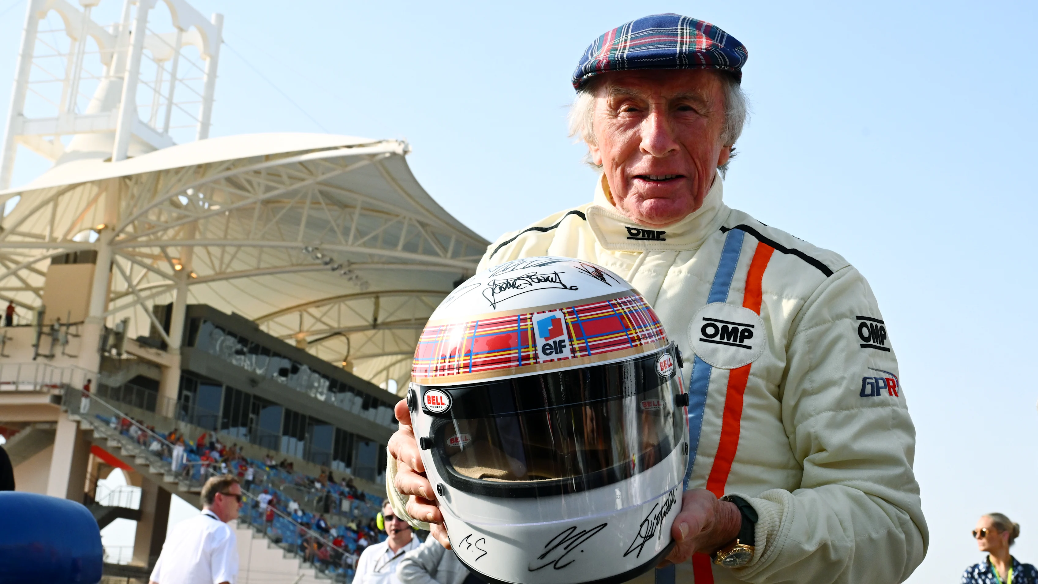 Sir Jackie Stewart y su característico casco tartán. Desliza para ver más imágenes