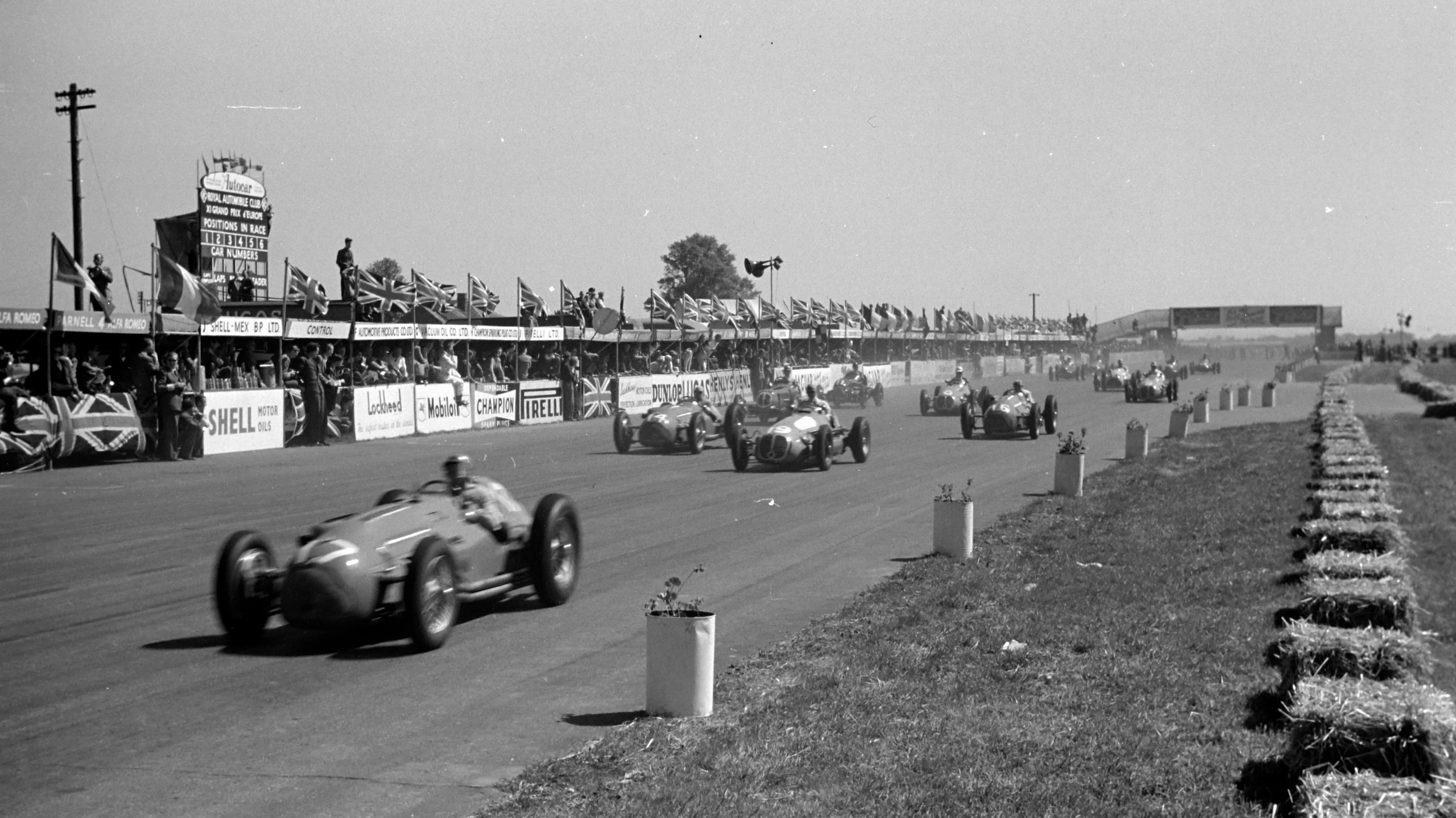 SILVERSTONE, REINO UNIDO - 13 DE MAYO: Eugène Martin, Lago-Talbot T26C-DA, lidera Louis Chiron,