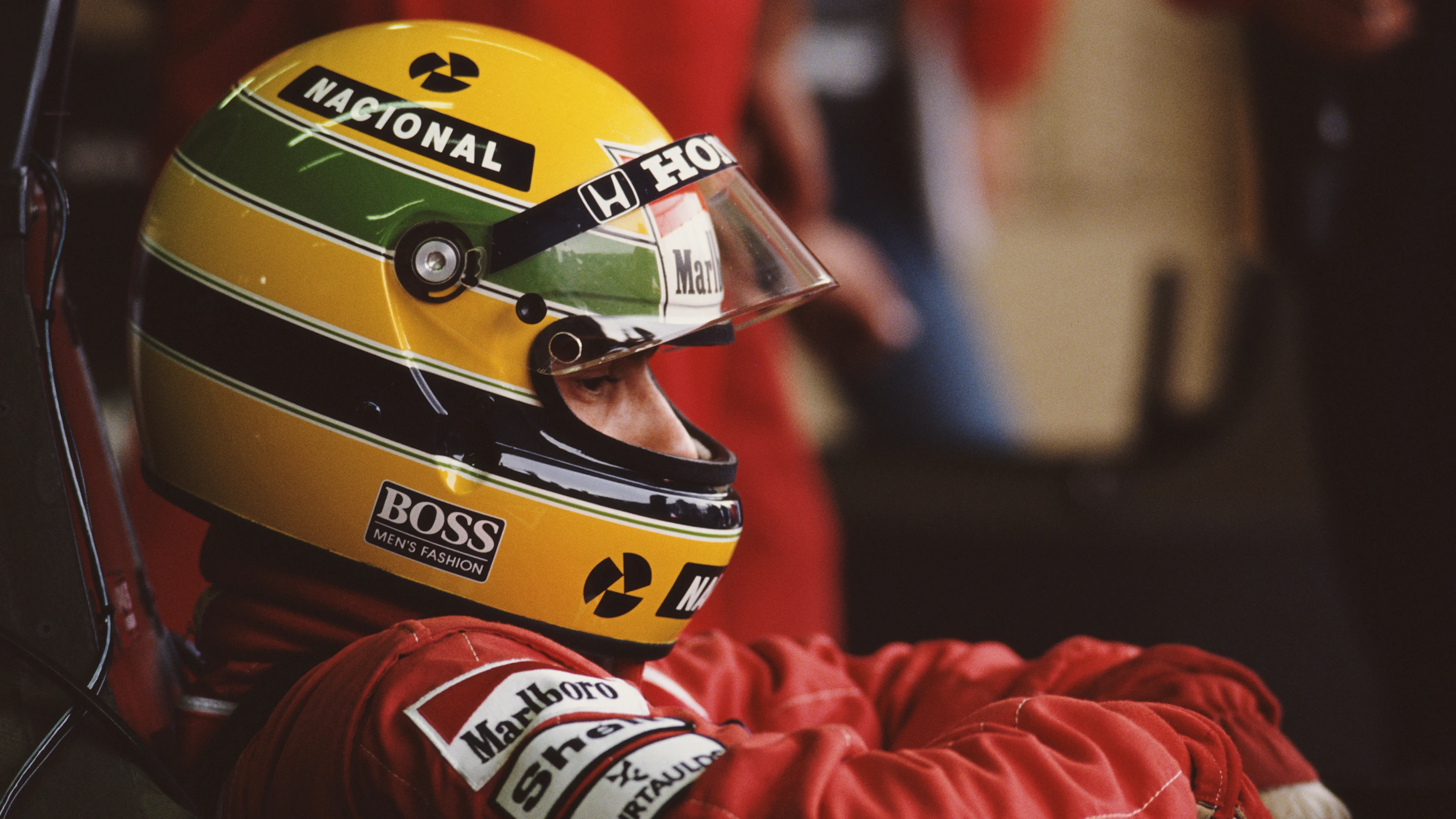   El diseño del casco de Aryton Senna es uno de los más famosos del deporte. Desliza para ver más imágenes