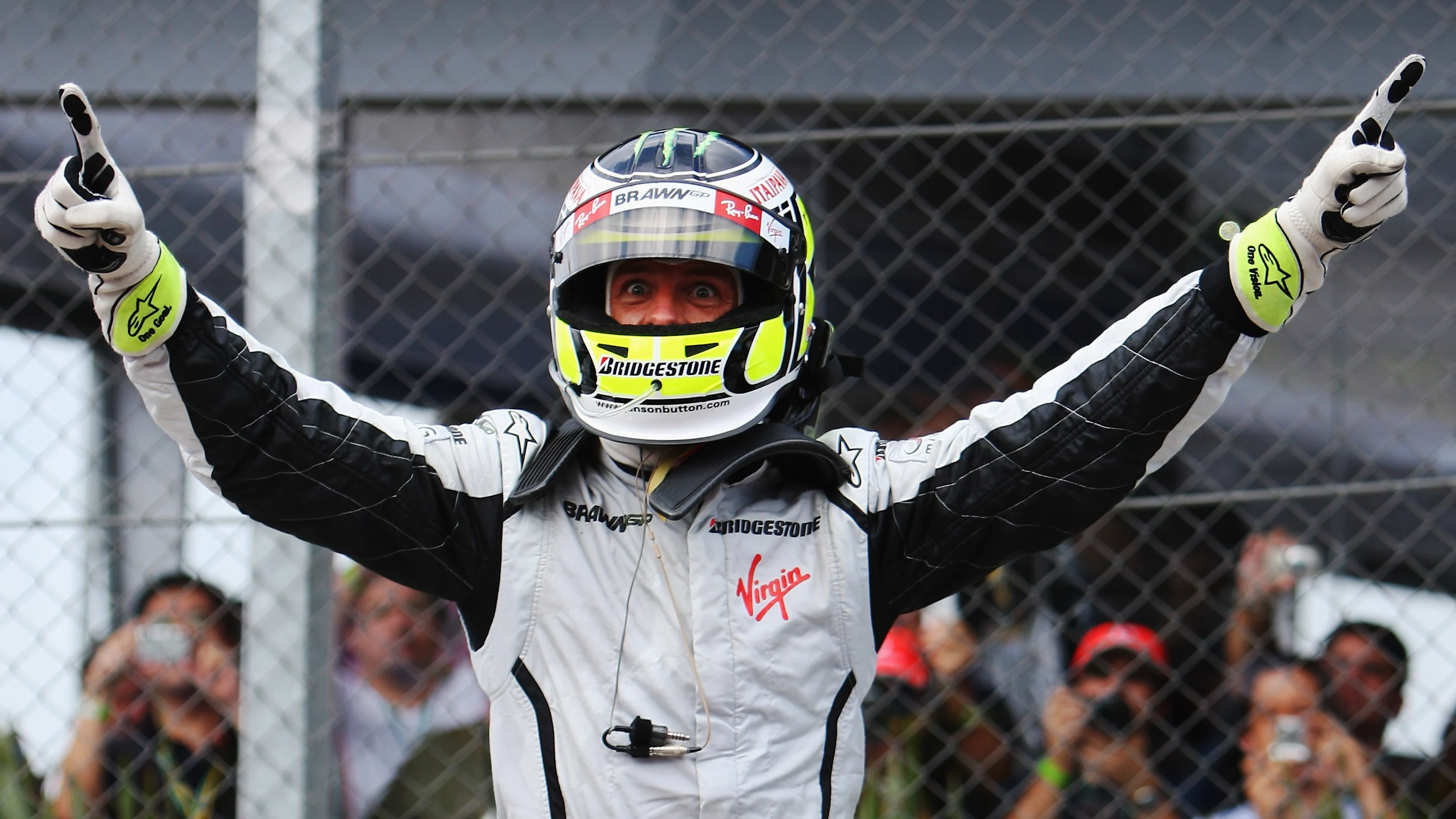 SAO PAULO, BRASIL - 18 DE OCTUBRE: Jenson Button de Gran Bretaña y Brawn GP celebran en el parque