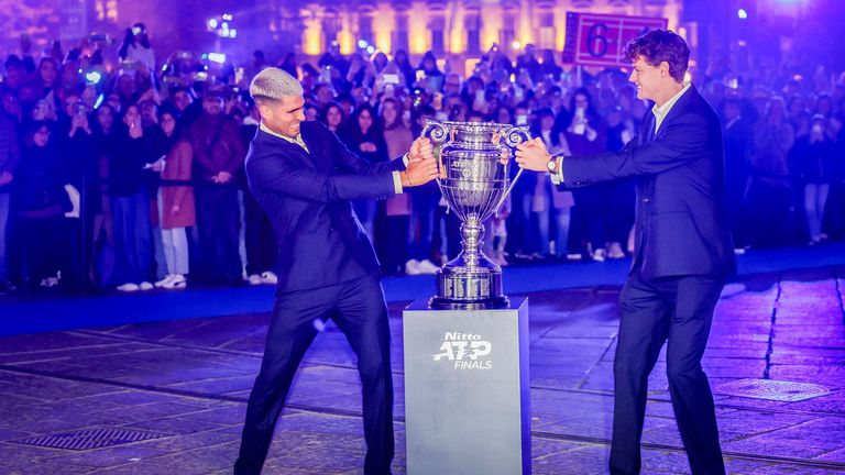 Carlos Alcaraz y Jannik Sinner posan para una fotografía antes de las Nitto ATP Finals en Turín, Italia, el viernes 7 de noviembre de 2025. (Giulio Lapone/LaPresse vía AP)