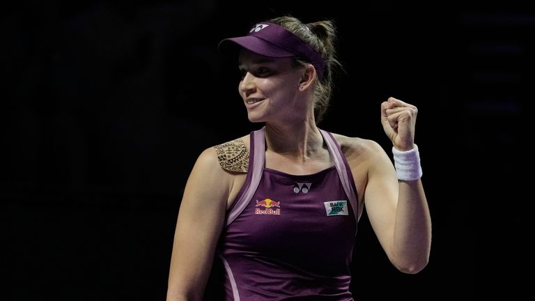 Elena Rybakina de Kazajstán celebra tras derrotar a Aryna Sabalenka de Bielorrusia en la final de la WTA (Foto AP/ Fatima Shbair)
