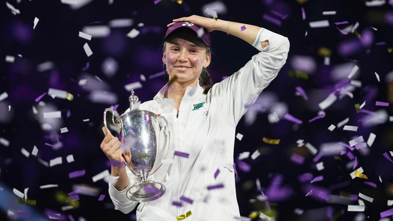Elena Rybakina celebra con el trofeo tras derrotar a Aryna Sabalenka en la final de la WTA (Foto AP/ Fatima Shbair)