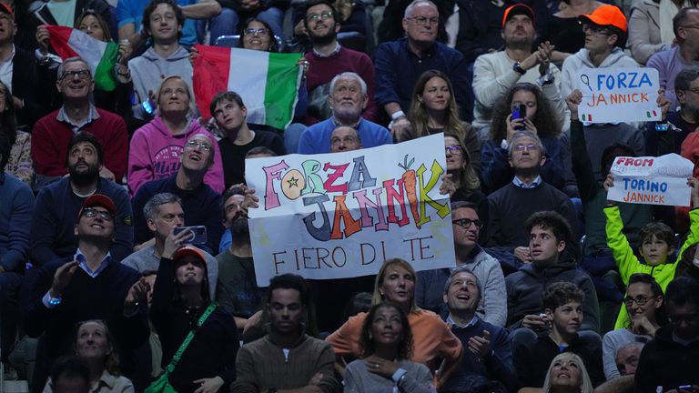Los seguidores del italiano Jannik Sinner ven su partido de semifinales de tenis de las Finales ATP World Tour 2025. (Foto AP/Antonio Calanni)