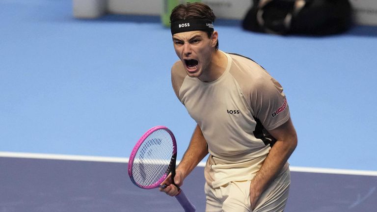   Taylor Fritz celebra después de ganar contra el italiano Lorenzo Musetti durante las Finales ATP World Tour, 2025. (Foto AP/Antonio Calanni)