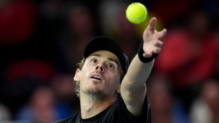 Alex de Miñaur en acción contra Ugo Humbert durante el tercer día de la Gran Final de Victorian Plumbing UTS London