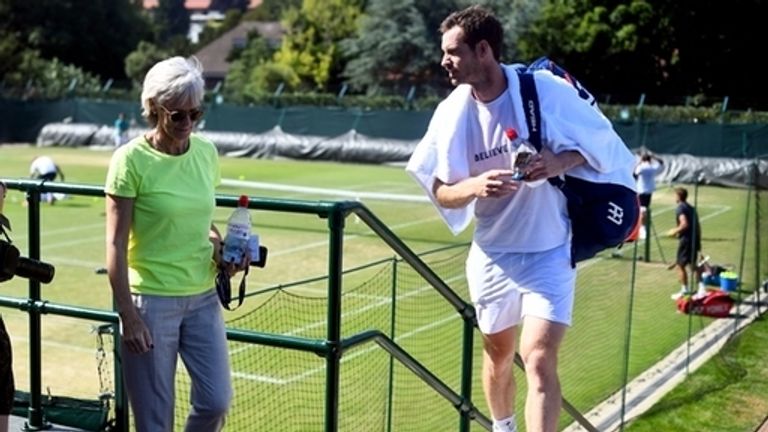 Andy Murray y su madre Judy Murray abandonan las canchas de práctica después de terminar su sesión el cuarto día del Campeonato de Wimbledon en el th