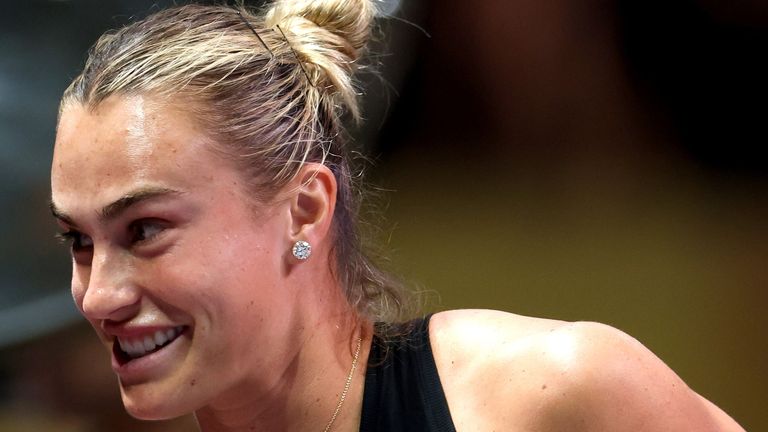 Aryna Sabalenka observa durante el partido de la Batalla de Sexos entre Aryna Sabalenka y Nick Kyrgios. 