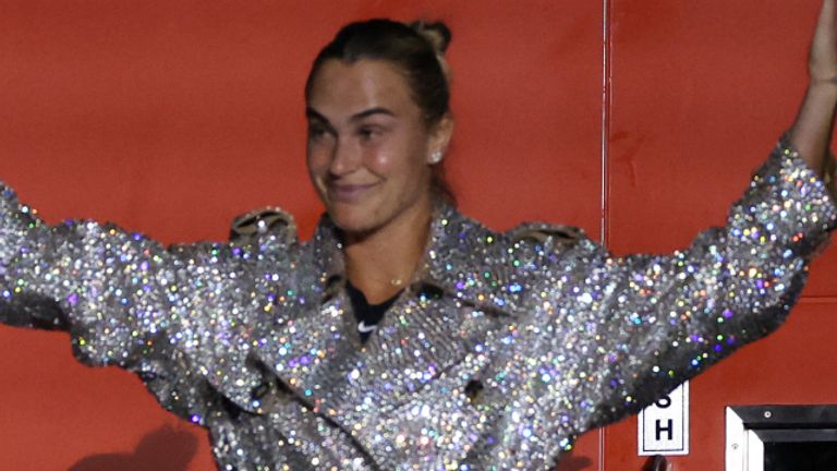 Aryna Sabalenka se dirige a la cancha para el partido de la Batalla de Sexos entre Aryna Sabalenka y Nick Kyrgios en Dubai