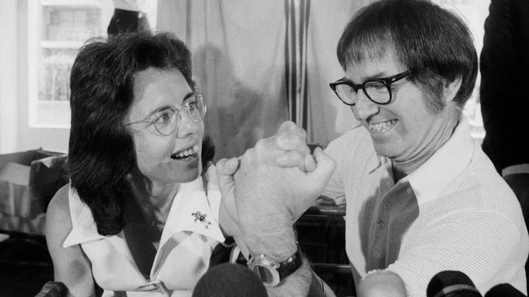 El ex gran tenista Bobby Riggs y la mejor tenista Billie Jean King luchan en una conferencia de prensa, donde anunciaron que se enfrentarán en un partido de tenis de $100,000 en el que el ganador se lo lleva todo. Billy Jean derrotó a Riggs, 6-4, 6-3, 6-3.