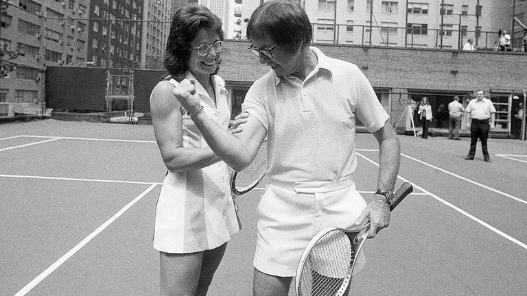 Bobby Riggs flexiona sus bíceps en un intento de intimidar a Billie Jean King. Los dos jugaron entre sí el 20 de septiembre de 1973. King ganó el partido en sets corridos.
