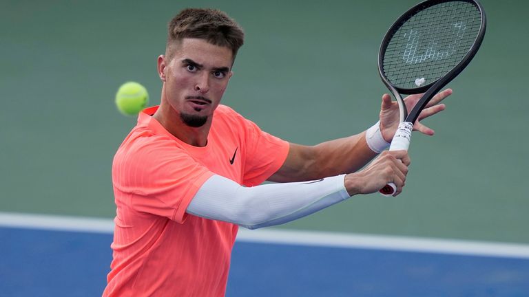 Dino Prizmic, de Croacia, devuelve un tiro a Andrey Rublev, de Rusia, durante la primera ronda del campeonato de tenis del Abierto de Estados Unidos, el lunes 25 de agosto de 2025, en Nueva York. (Foto AP/Frank Franklin II)