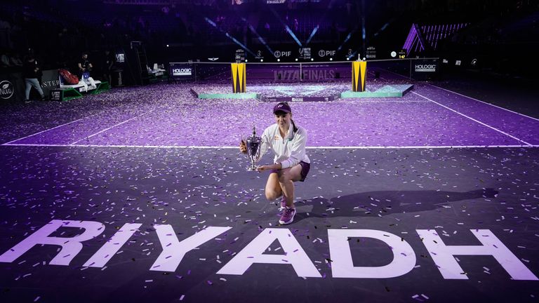 Elena Rybakina de Kazajstán posa con el trofeo después de derrotar a Aryna Sabalenka de Bielorrusia en el último partido individual femenino de la final de la WTA en Riad, Arabia Saudita, el sábado 8 de noviembre de 2025. (Foto AP/ Fatima Shbair)