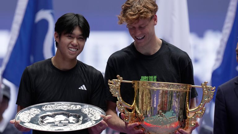 Jannik Sinner con su trofeo tras derrotar a Learner Tien en la final individual masculina del Abierto de China (Foto AP/Mahesh Kumar A.)