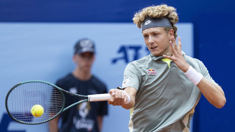 Martin Landaluce de España en acción contra David Goffin de Bélgica en el torneo de tenis Abierto de Suiza en Gstaad, Suiza, el martes julio