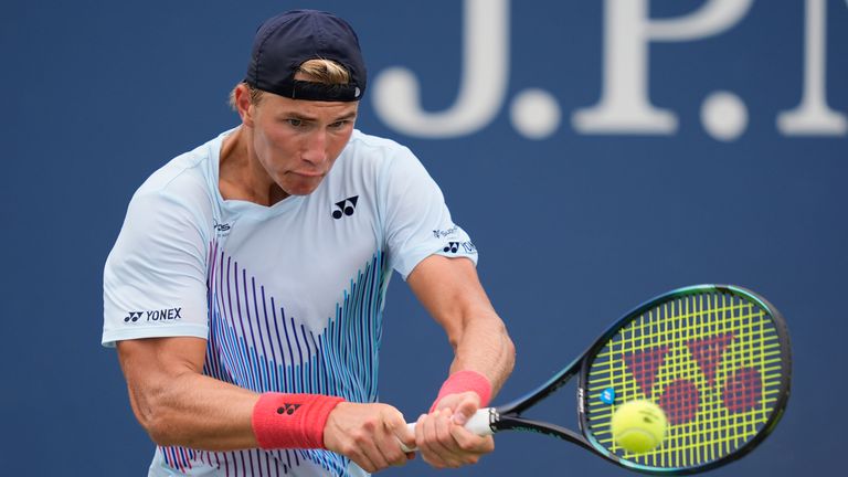 Nicolai Budkov Kjaer, de Noruega, devuelve un tiro al español Rafael Jodar, durante la final individual masculina del campeonato de tenis del Abierto de Estados Unidos, el sábado 7 de septiembre de 2024, en Nueva York. (Foto AP/Julia Nikhinson)