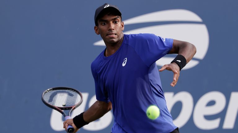 Nishesh Basavareddy, de Estados Unidos, durante la primera ronda del campeonato de tenis del Abierto de Estados Unidos, el lunes 25 de agosto de 2025, en Nueva York. (Foto AP/Adam Hambre)