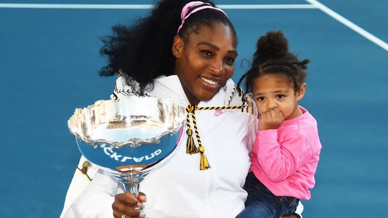 Serena Williams sostiene a su hija y el trofeo ASB después de ganar su partido final individual en 2020