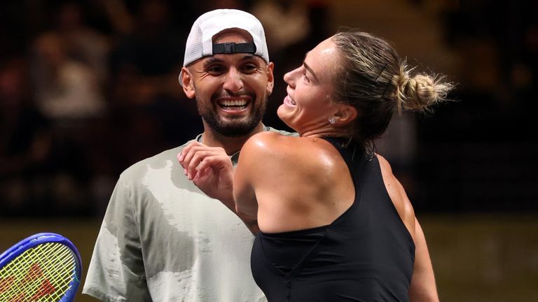 Nick Kyrgios, izquierda, y Aryna Sabalenka interactúan en la red durante su partido Batalla de Sexos, en Dubai, Emiratos Árabes Unidos, el domingo 28 de diciembre de 2025. (Christopher Pike/Pool Photo vía AP)