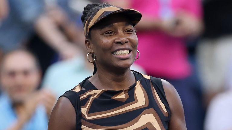 Venus Williams de Estados Unidos celebra con su compañera Leylah Fernández de Canadá (no en la foto) después de derrotar a Shuai Zhang de China.