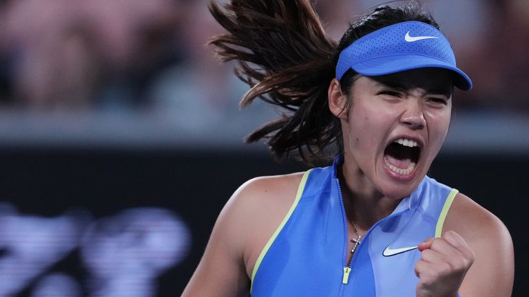 Emma Raducanu de Gran Bretaña reacciona tras ganar un punto contra Mananchaya Sawangkaew de Tailandia durante su partido de primera ronda en el Austra
