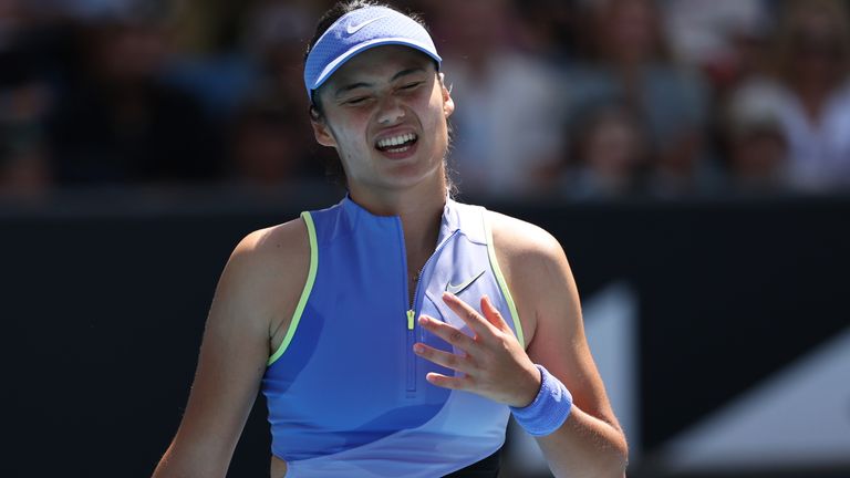 Emma Raducanu de Gran Bretaña reacciona en la Segunda Ronda de individuales femeninos contra Anastasia Potapova de Austria durante el cuarto día del 2026. 