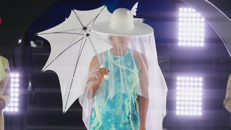 Naomi Osaka de Japón camina hacia el Rod Laver Arena para su partido de primera ronda contra Antonia Ruzic de Croacia en el campeonato de tenis del Abierto de Australia en Melbourne, Australia, el martes 20 de enero de 2026. (Foto AP/Asanka Brendon Ratnayake)